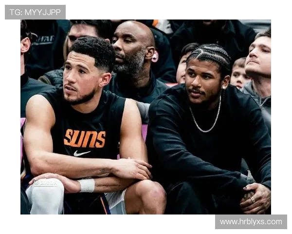 布克谈球队新赛季变化强调大家积极向前看展现全新面貌